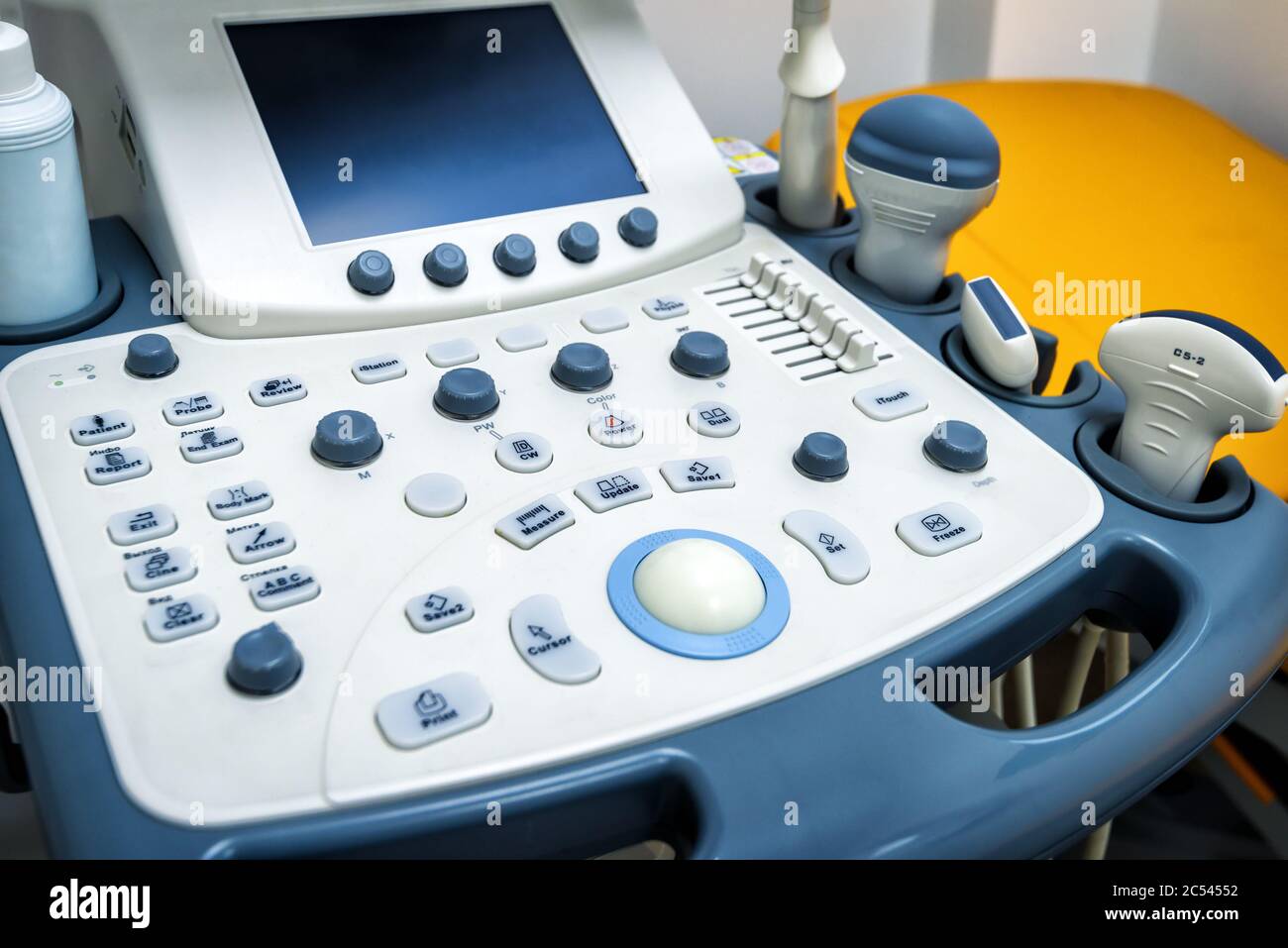 Attrezzature mediche per la diagnostica ad ultrasuoni in una sala clinica Foto Stock