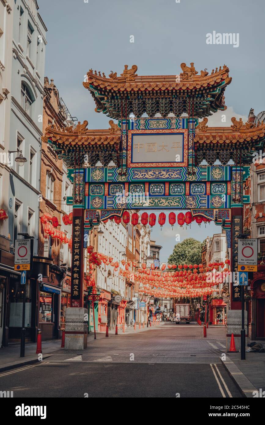 Londra, UK - 13 giugno 2020: Porta ornamentale con disegni della Dinastia Qing su una strada vuota a Chinatown, una zona tipicamente trafficata di Londra famosa per le sue res Foto Stock