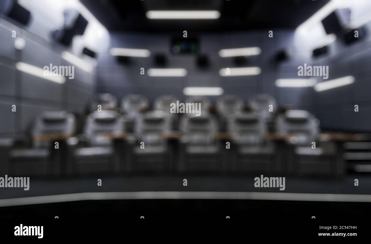 Piccola sala cinematografica vuota come sfondo creativo e astratto sfocato. All'interno del teatro scuro e confortevole. Design contemporaneo e lussuoso di auditorium cinematografico. Panoramica Foto Stock