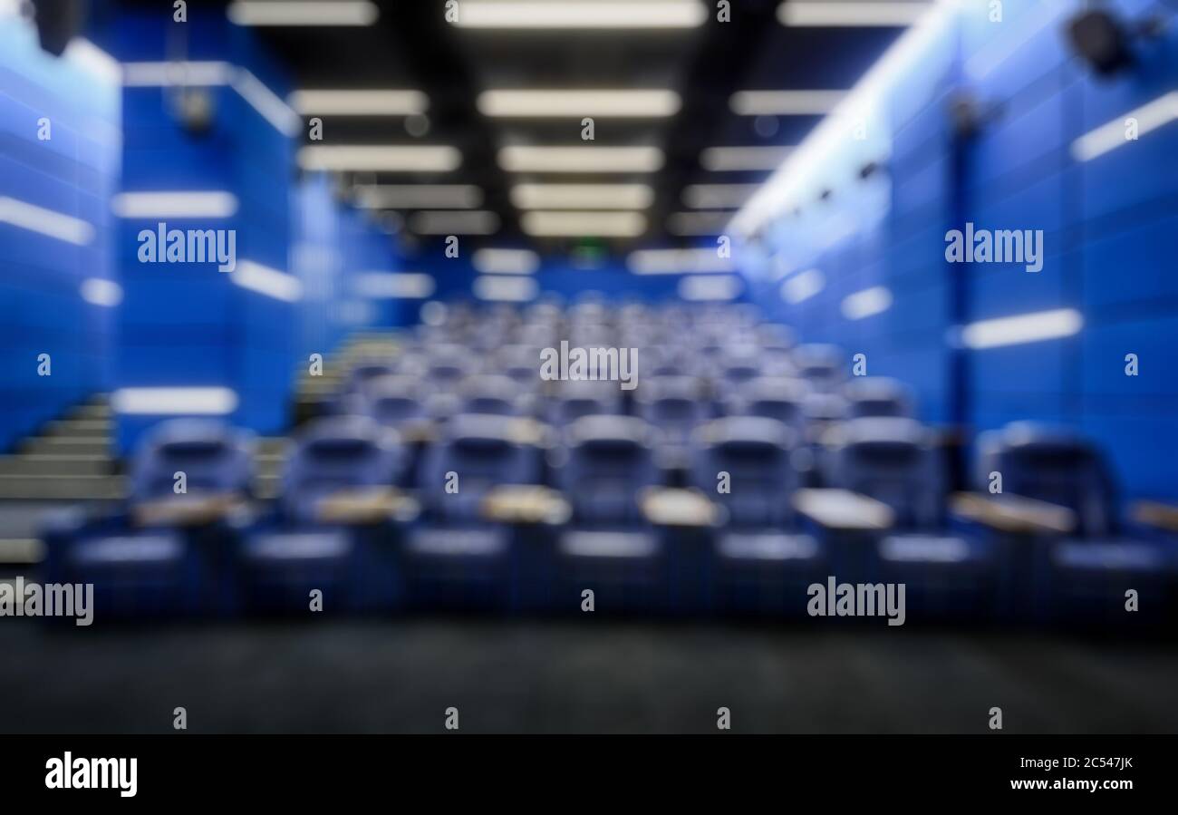 Panorama di una sala cinematografica vuota come sfondo creativo e astratto sfocato. All'interno del comodo e lussuoso teatro blu. Cinema contemporaneo auditorium desi Foto Stock