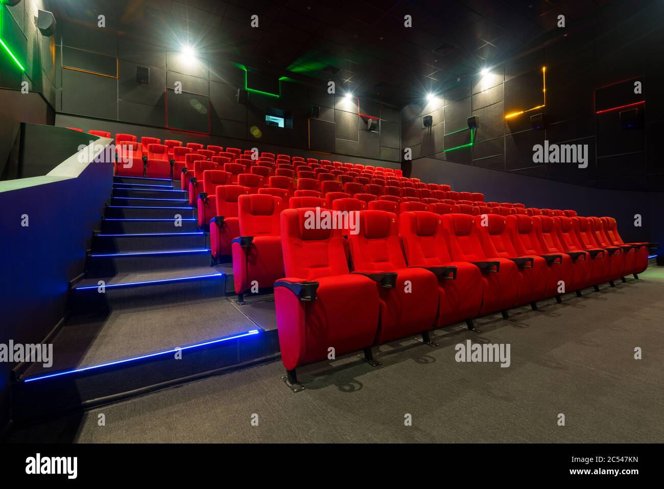 Vista panoramica di una lussuosa sala cinematografica vuota. Auditorium cinematografico dal design contemporaneo con luce LED. Panorama del moderno cinema interno WIT Foto Stock