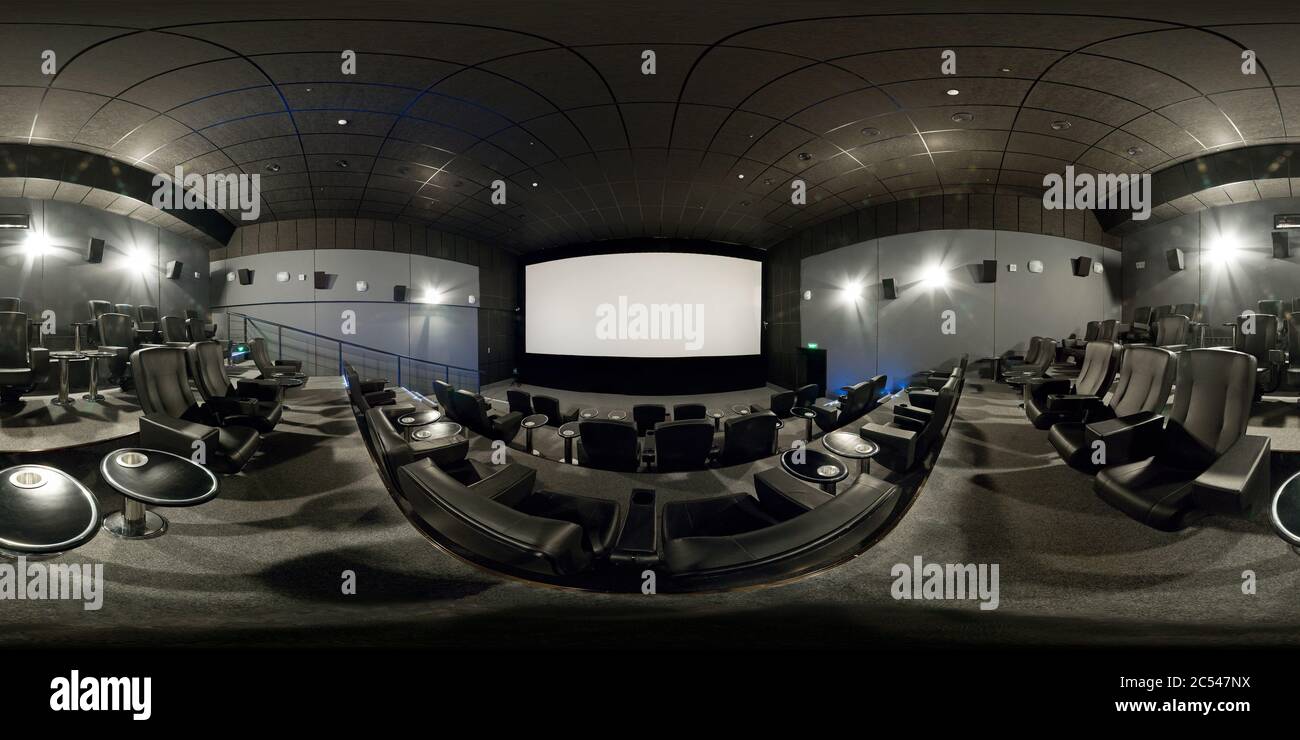 Mosca - 10 febbraio 2012: Panorama a 360 gradi di una moderna sala cinematografica. 360 vista sferica dell'interno del cinema con sedili grigi. Panoramica senza cuciture Foto Stock