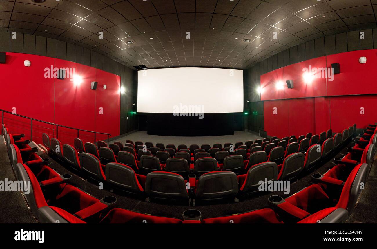 Mosca - 9 febbraio 2012: Vista panoramica di una sala cinema vuota con schermo. Auditorium cinematografico dal design contemporaneo con sedili rossi. Non completamente sferica p Foto Stock