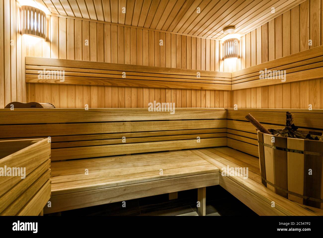 Interni con sauna classica in Russia. Sauna in legno bella e pulita. Moderno bel bagno per trattamenti spa caldi. Accogliente sauna finlandese in hotel o in soggiorno Foto Stock