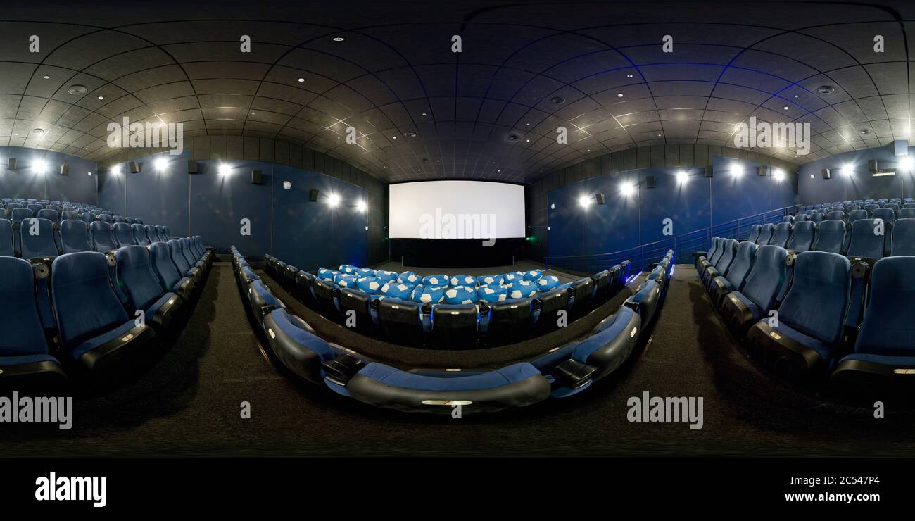 Mosca - 10 febbraio 2012: Panorama a 360 gradi di una moderna sala cinematografica. 360 vista sferica dell'interno del cinema con sedili blu. Panoramica senza cuciture Foto Stock