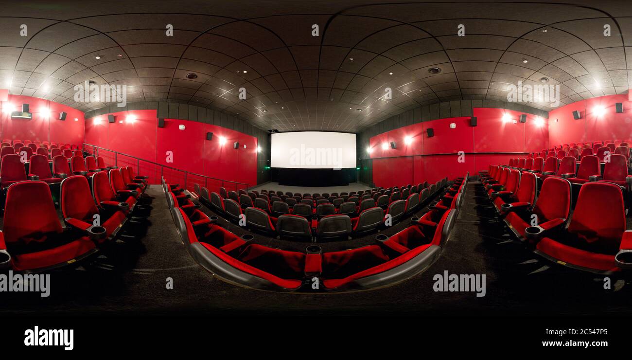 Mosca - 14 febbraio 2012: Panorama a 360 gradi di una moderna sala cinematografica. 360 vista sferica dell'interno del cinema con sedili rossi. Panorami senza interruzioni Foto Stock