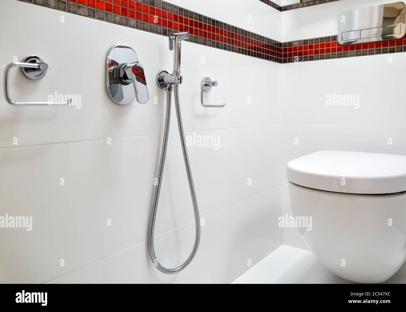 Dettaglio di WC bianco pulito interno Foto Stock