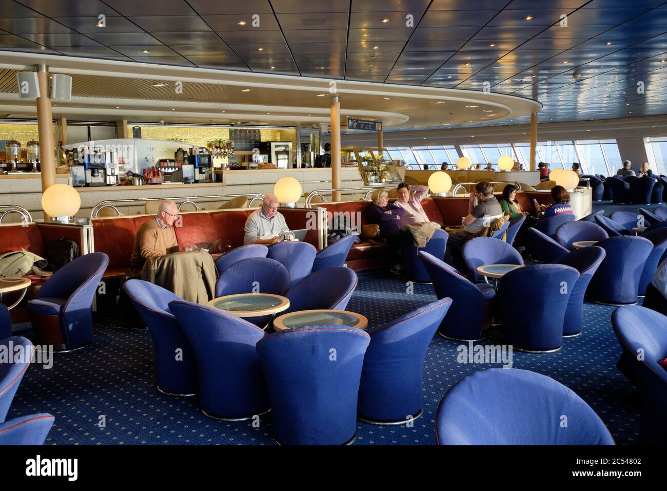 Passeggeri seduti nella sala Club Class di un traghetto Irish Ferries durante il viaggio da Dublino a Holyhead Foto Stock