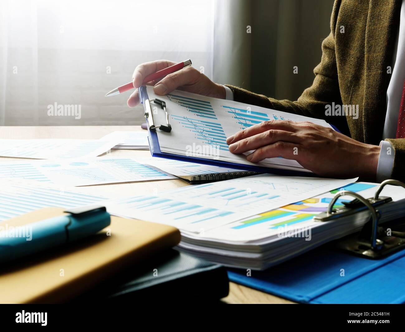Luogo di lavoro di un uomo d'affari. Il revisore sta ispezionando i documenti finanziari. Foto Stock
