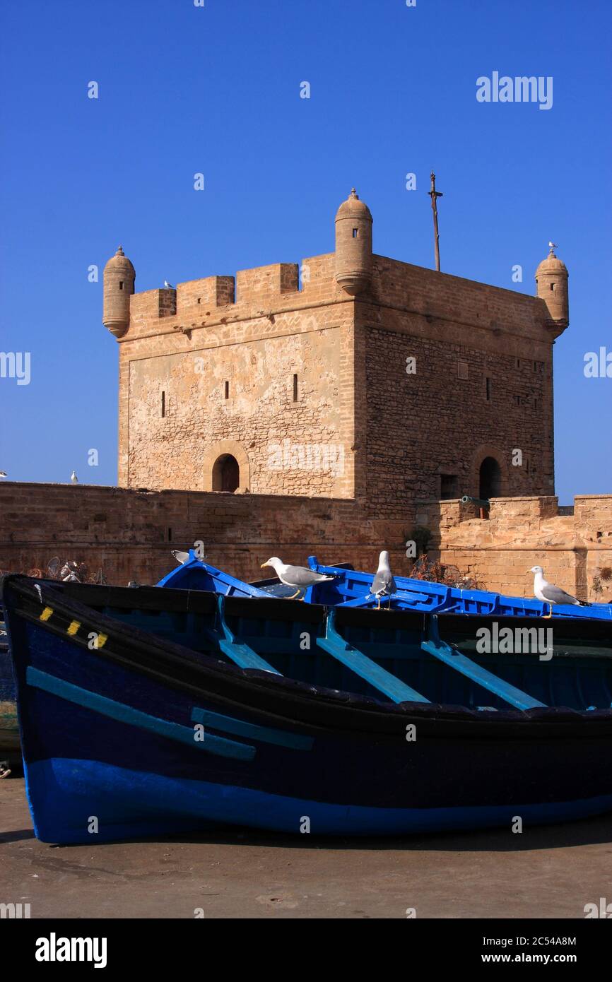 Marocco Essaouira. UNESCO World Heritage Site - La porta Scala o bastion con tipico blu barche da pesca Foto Stock