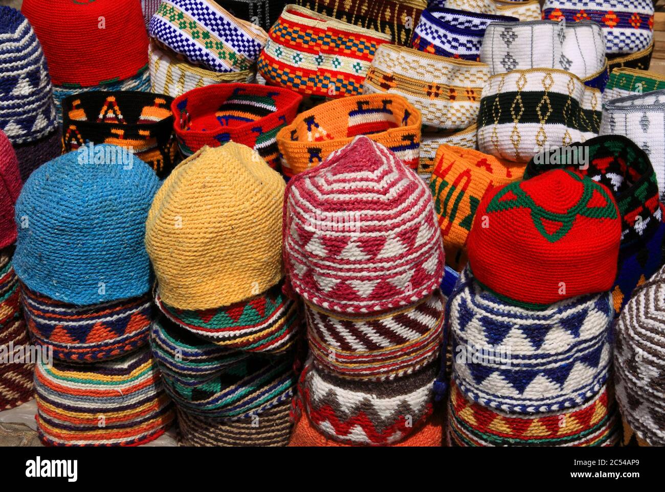 Marocco. Mostra colorata di cappelli tipici nel souk storico della medina di Marrakech. Sito patrimonio dell'umanità dell'UNESCO. Foto Stock