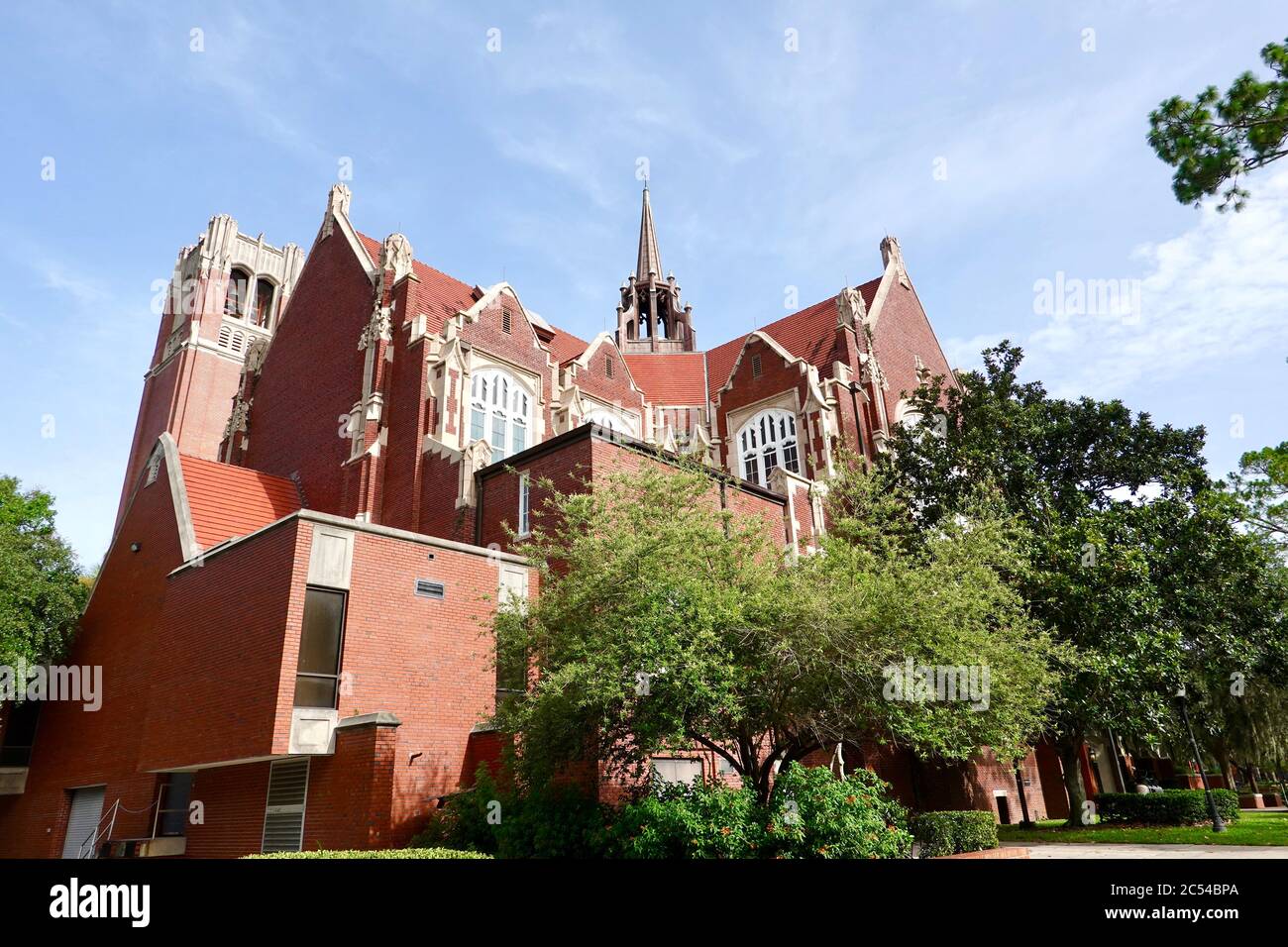 Auditorium dell'Università, visto dal retro, e Century Tower, monumenti storici nel campus dell'Università della Florida, Gainesville, Florida, USA. Foto Stock