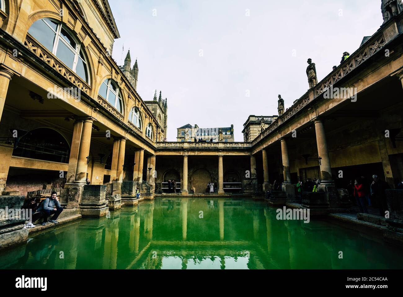 Vista grandangolare delle famose Terme Romane con visitatori a Bath, Regno Unito Foto Stock