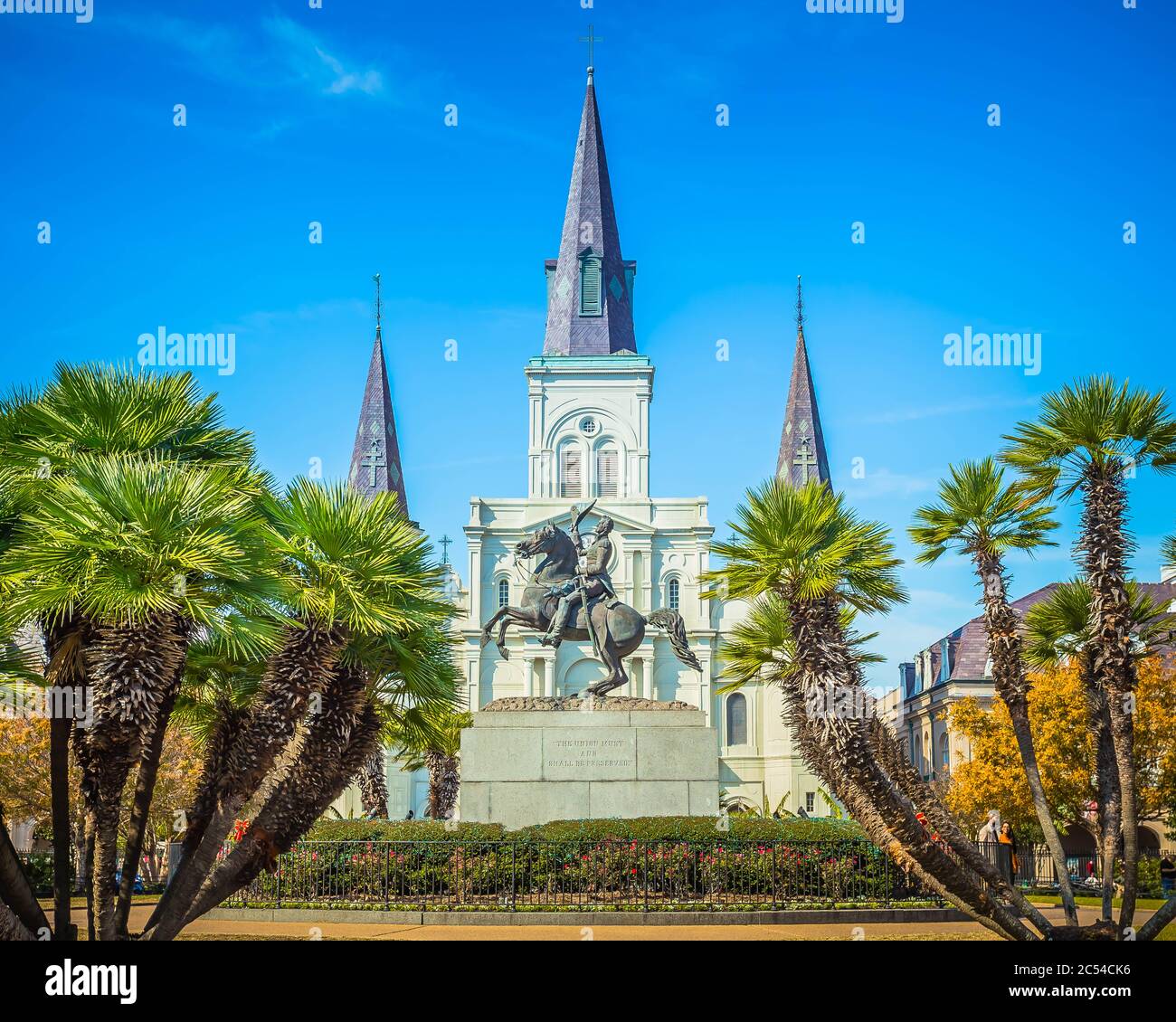 La Cattedrale di St. Louis di New Orlean in Jackson Square incorniciata da alberi di arancio nel tardo pomeriggio d'autunno Foto Stock