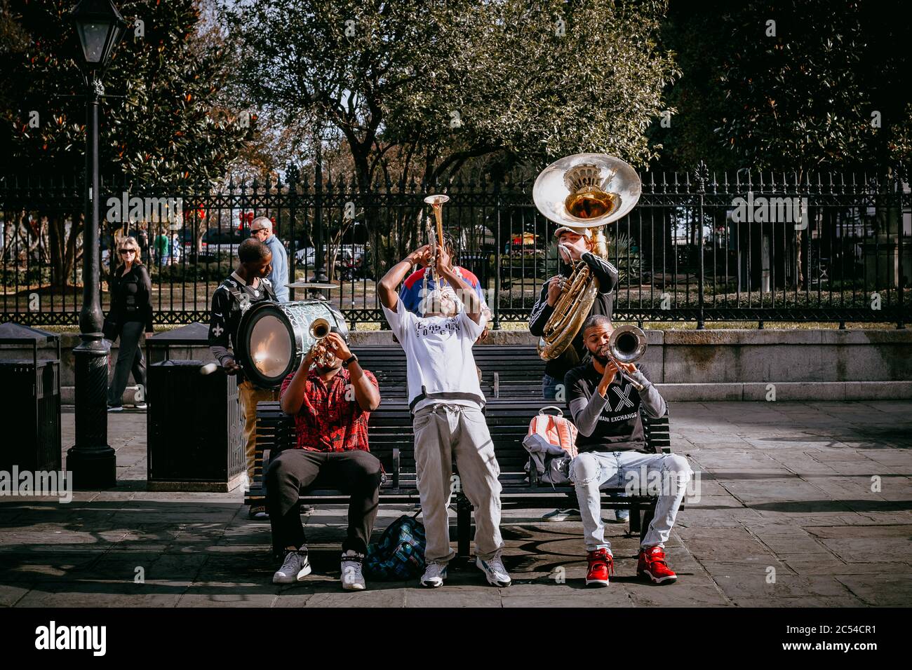 Cinque musicisti jazz del sud suonano una canzone su una panchina del parco fuori da Jackson Square nel quartiere francese di New Orlean Foto Stock