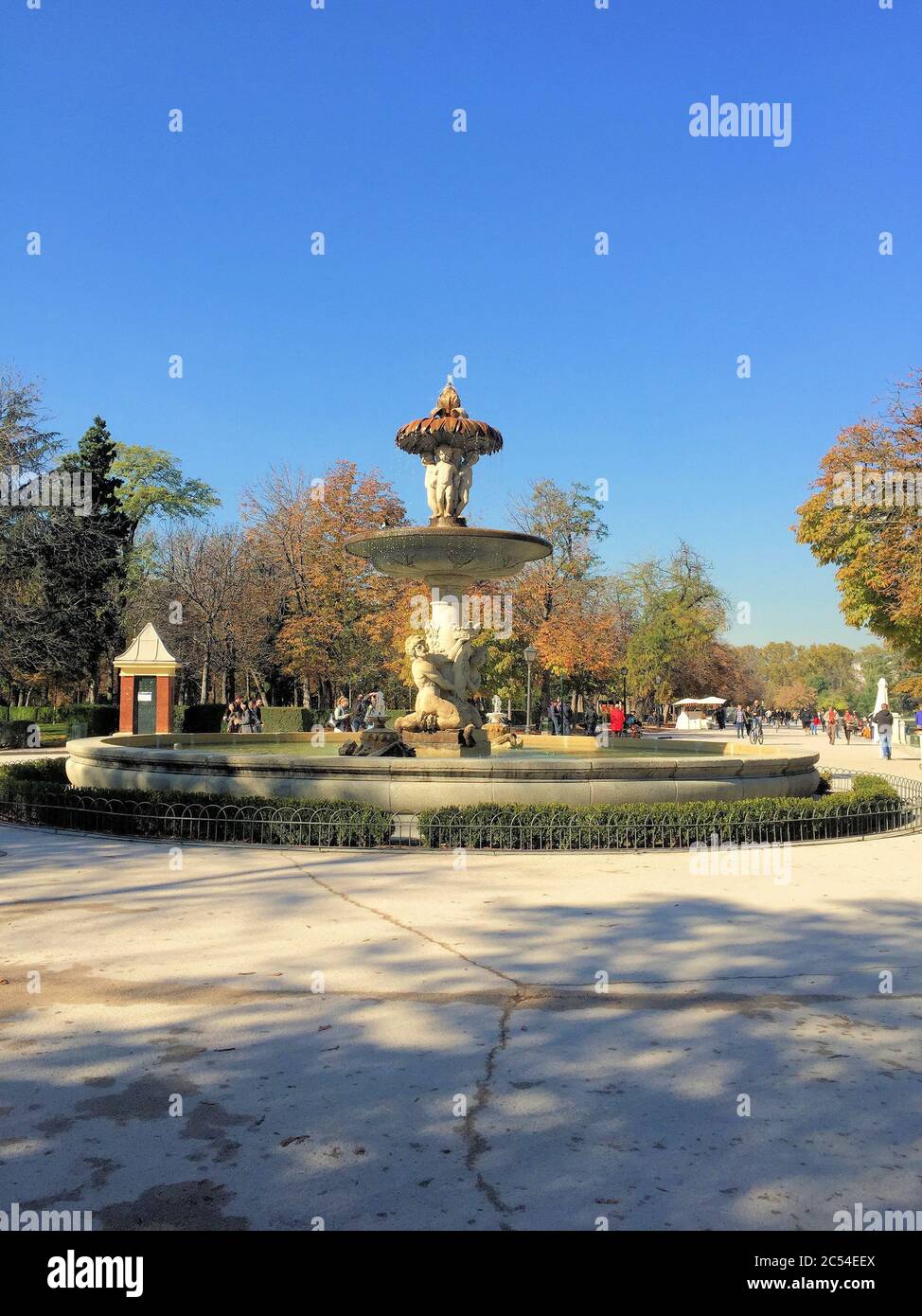 Fontana in un parco nel cuore di Madrid Foto Stock