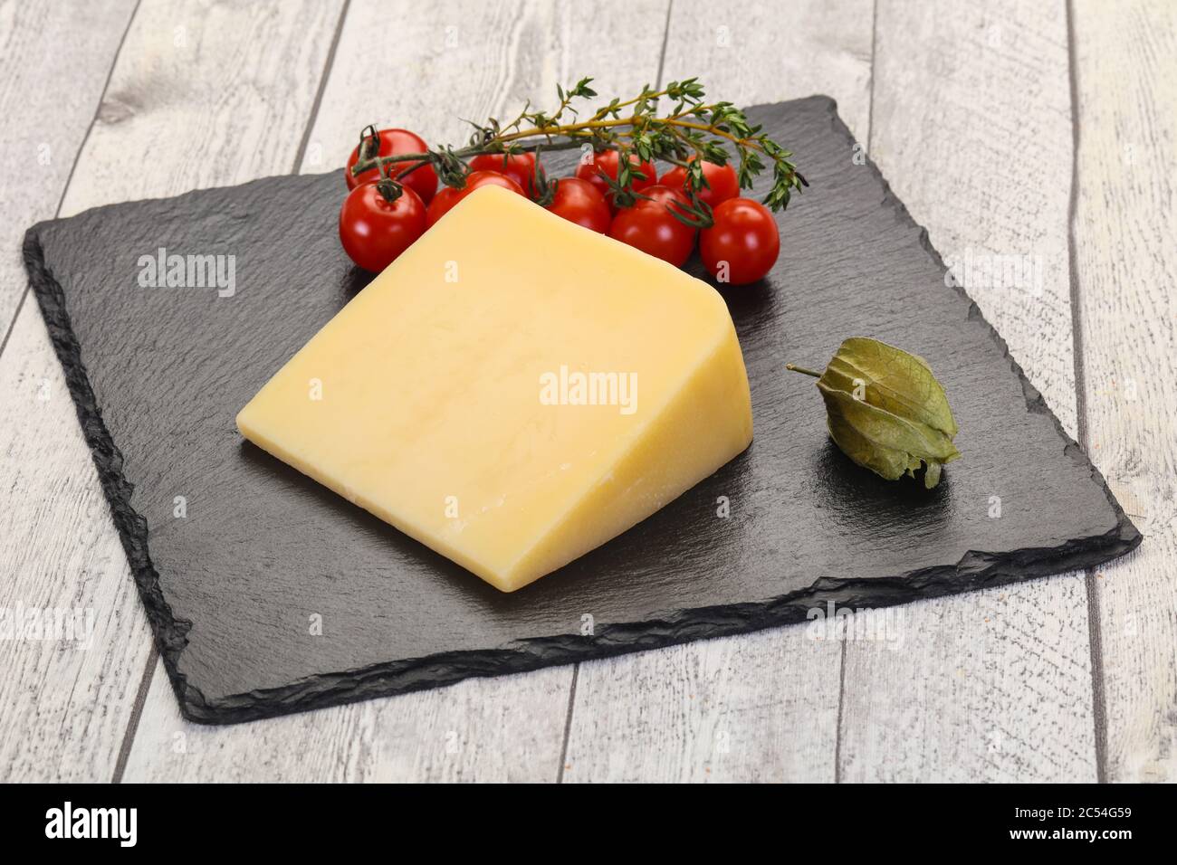 Pezzo di formaggio Parmigiano con grattugia isolato su bianco Foto stock -  Alamy