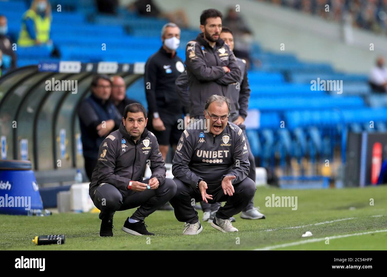 Il manager Leeds United, Marcelo Bielsa, grida le istruzioni mentre si è accoccolato sulla linea di contatto durante la partita del campionato Sky Bet a Elland Road, Leeds. Foto Stock