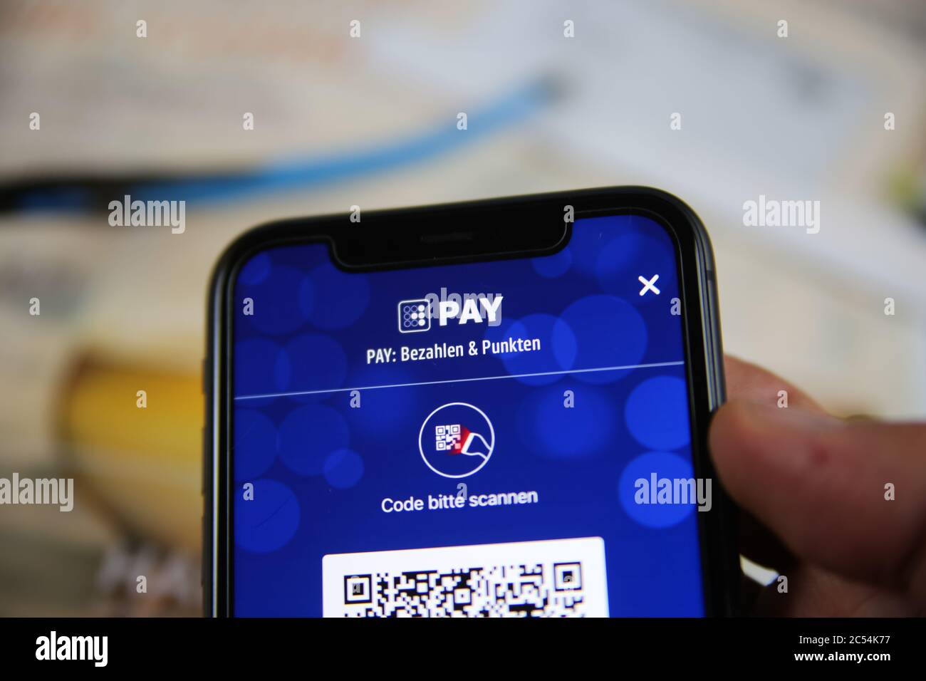 Viersen, Germania - Giugno 30. 2020: Primo piano dello schermo del telefono cellulare tenere a mano con l'app Payback Pay per il pagamento online elettronico senza contatto (fo Foto Stock