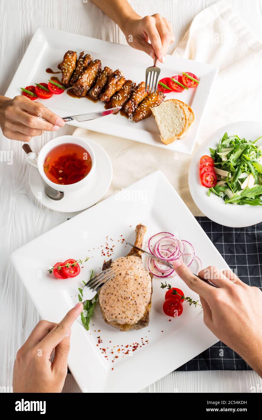 Un uomo e una donna pranzano in un ristorante. Il tavolo servito. Foto Stock