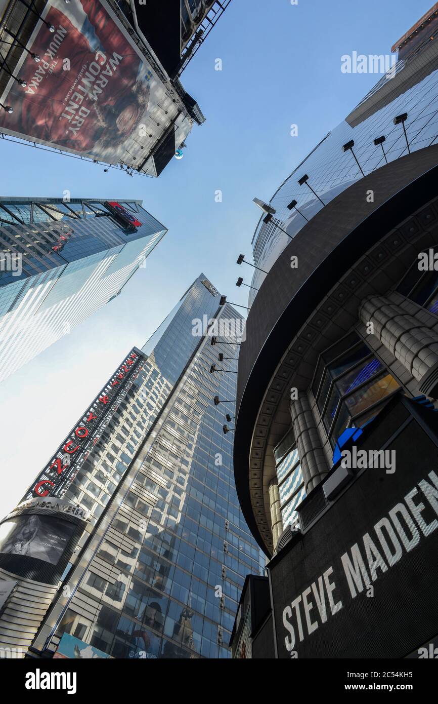 USA, New York City, Manhattan, Time Square a Broadway, grattacielo, torre per uffici Ernst & Young EY e&Y, multinazionale fornisce servizi di assicurazione, revisione finanziaria, tasse, consulenza e consulenza Foto Stock