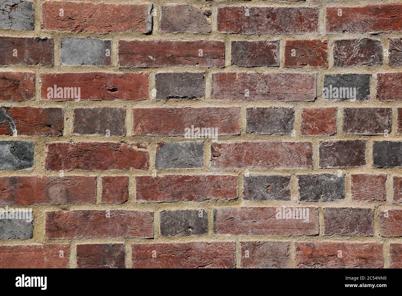 Un muro di mattoni di un cottage del XVIII secolo che mostra un mix di legami fiamminghi e inglesi. Inghilterra, Regno Unito. Foto Stock