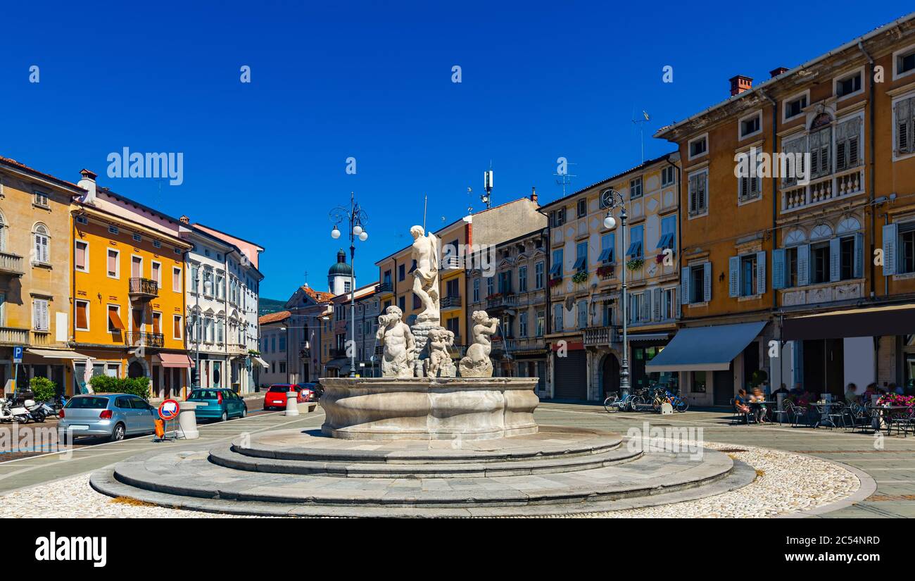 Vista di Piazza Vittoria (Piazza della Vittoria), la piazza centrale di Gorizia con la fontana di Nettuno e edifici colorati sulla giornata di sole, Italia Foto Stock