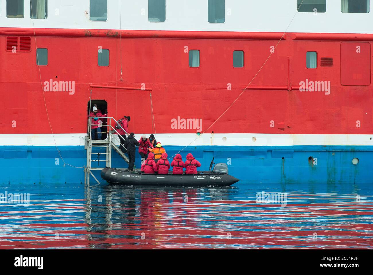 Gli ospiti ritornano alla nave G Expedition a charlotte Bay Antartide Foto Stock