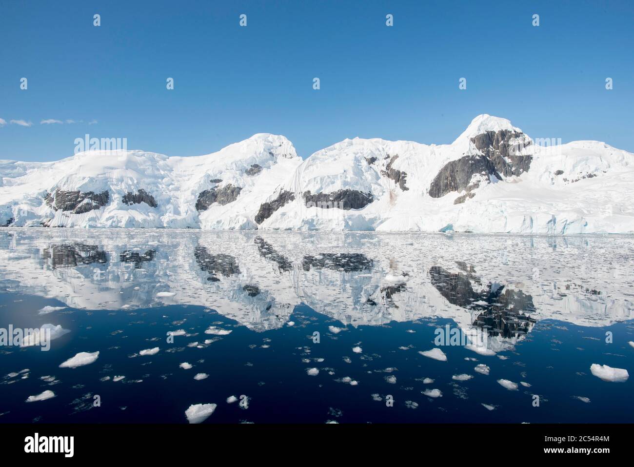 Riflessi di montagne ricoperte di ghiaccio in Graham Passage Antartide Foto Stock