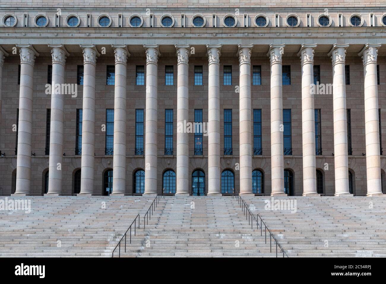 Storico edificio governativo scale nella capitale finlandese Helsinki senza persone Foto Stock