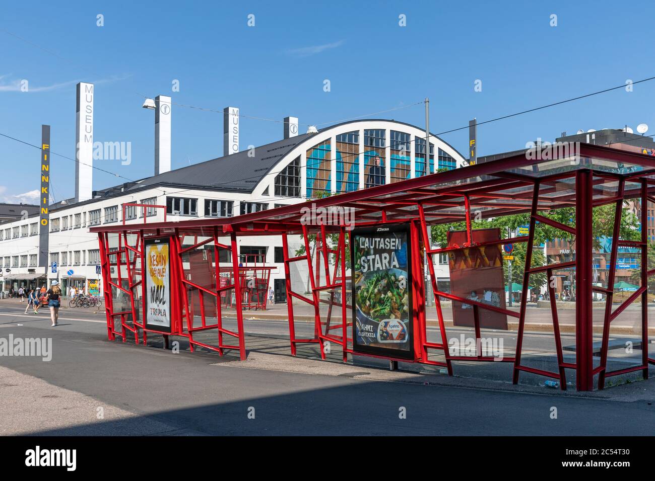 La città di Helsinki ha costruito delle fermate del tram di design in centro. I binari e le fermate costano quasi 2 milioni di euro. Attualmente i tram vengono reindirizzati e le fermate non sono in uso. Foto Stock