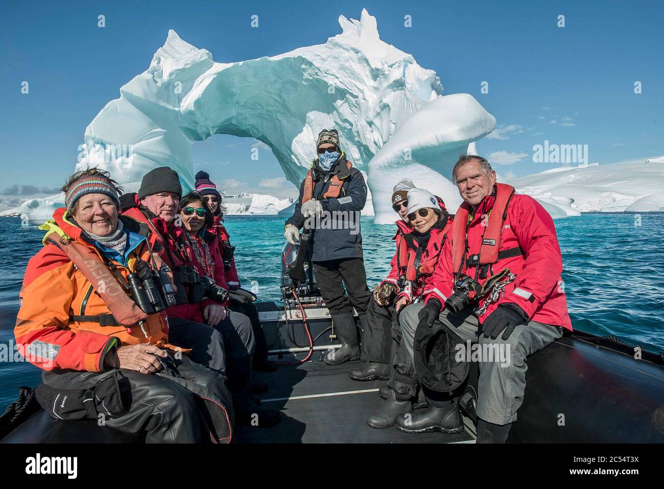 Riflessi di montagne ricoperte di ghiaccio in Graham Passage Antartide Foto Stock