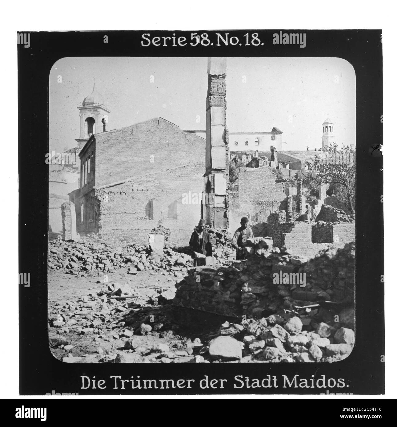 Proiezione für alle - Der Weltkrieg: An der Türkischen Front. Serie 58. N. 18. Die Trümmer der Stadt Maidos. türkischen-Çanakkale Provinz  .im ersten Weltkrieg kam es hier zur Schlacht von Gallipoli. - Die Firma „proiezione für alle" wurde 1905 von Max Skladanowsky (1861-1939) gegründet. Sie produzierte bis 1928 fast 100 Serien zu je 24 Glasdias im Format 8,3 x 8,3 cm im sog. Bromsilber-gelatina-Trockenplatten Verfahren. Die Serien umfassten vor allem Städte, Länder, Landschaften aber auch Märchen und Sagen, das Alte Testamento und den Ersten Weltkrieg. Foto Stock