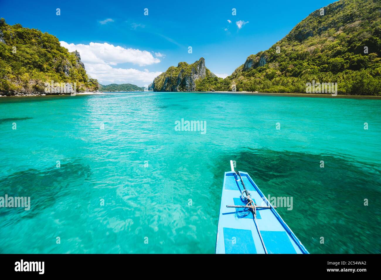 Gita in barca turistica in blu laguna di acque poco profonde. Scopri la natura unica, viaggia verso il paradiso che si avvicina all'isola tropicale. Foto Stock
