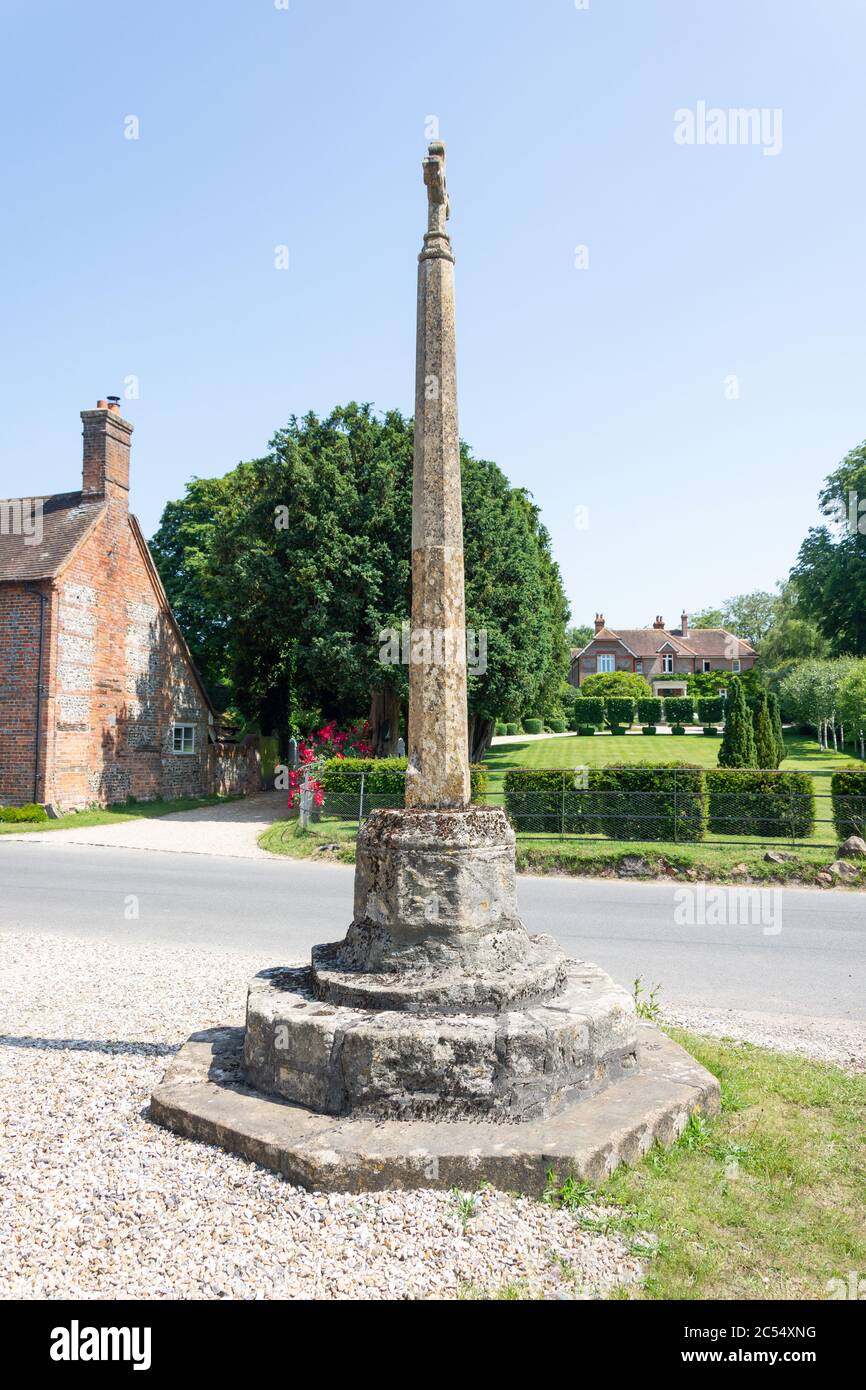 XV secolo St Antolin's Cross, Newbury Road, Eastbury, Berkshire, Inghilterra, Regno Unito Foto Stock