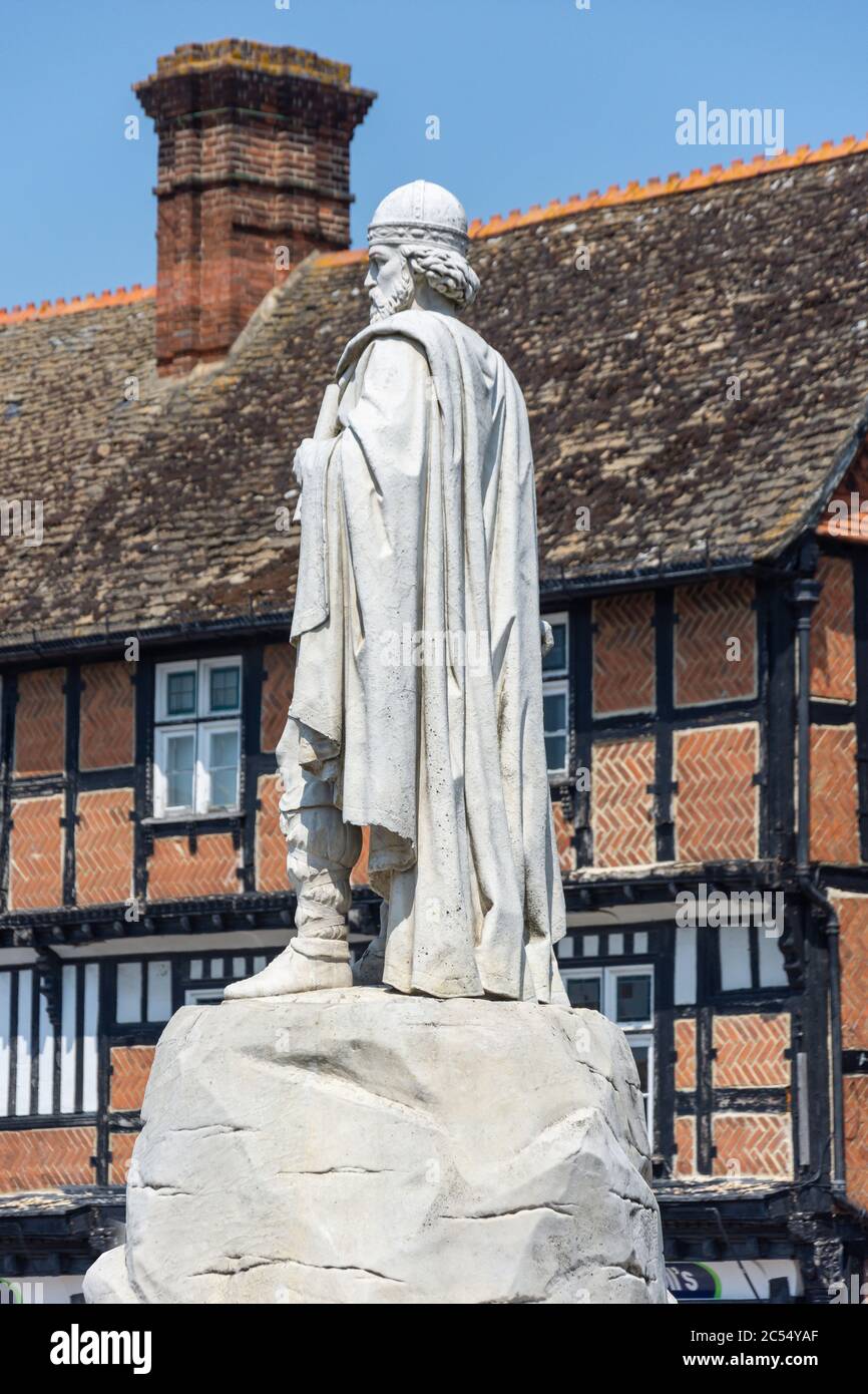 Statua di Re Alfred il Grande in Market Square, Wantage, Oxfordshire, Inghilterra, Regno Unito Foto Stock