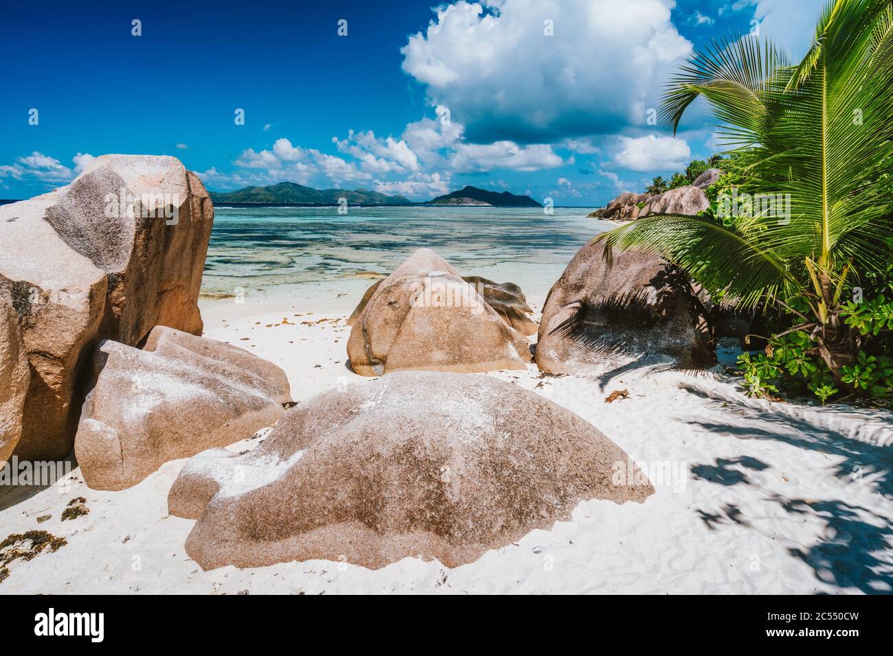 Anse Source D'Argent. Ora di mezzogiorno sulla spiaggia di paradiso esotico a la Digue sialnd, Seychelles. Foto Stock