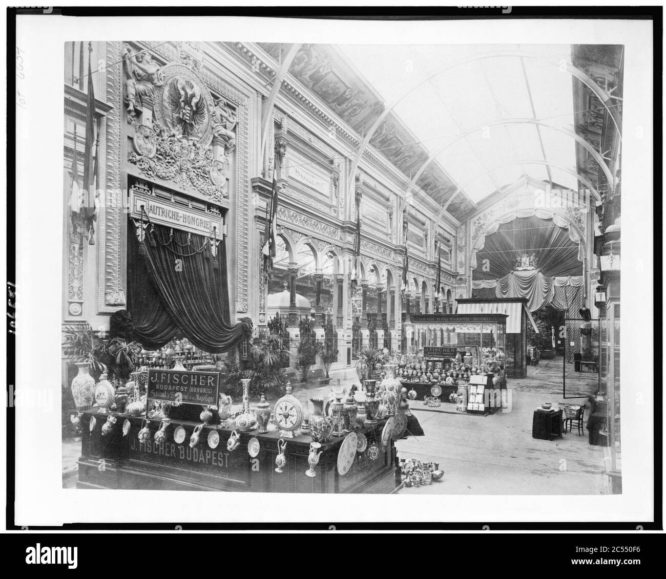 Interno del palazzo di vari settori che mostra una mostra di porcellane e maioliche da J. Fischer, Budapest, Ungheria, Esposizione di Parigi, 1889 Foto Stock