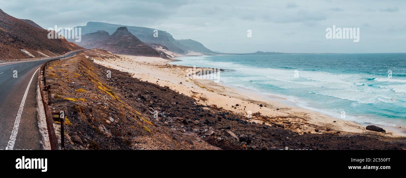 Calhau, Sao Vicente Island Capo Verde. Strada lungo la costa atlantica dune di sabbia bianca e ondate oceaniche. Foto Stock