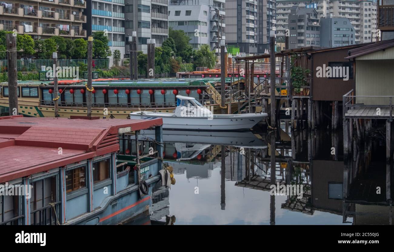 Piccola barca privata ormeggiata presso un canale Shinagawa, Tokyo, Giappone Foto Stock