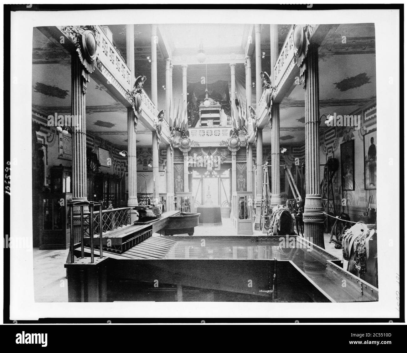 Vista interna del padiglione del Messico con il modello di un sistema di canali in primo piano, Esposizione di Parigi, 1889 Foto Stock