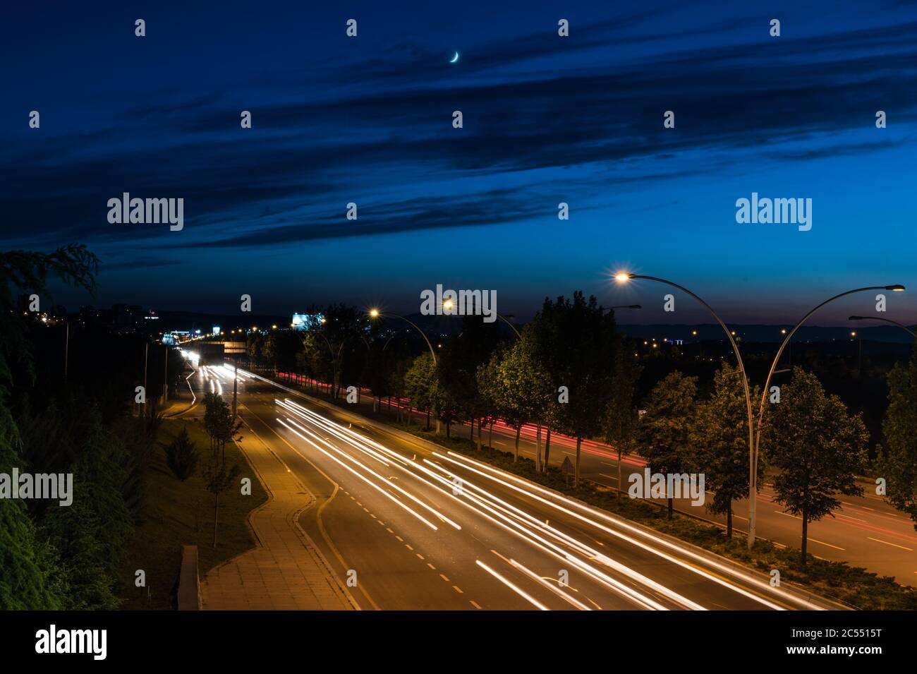 Traffico notturno in una città affollata. Foto Stock