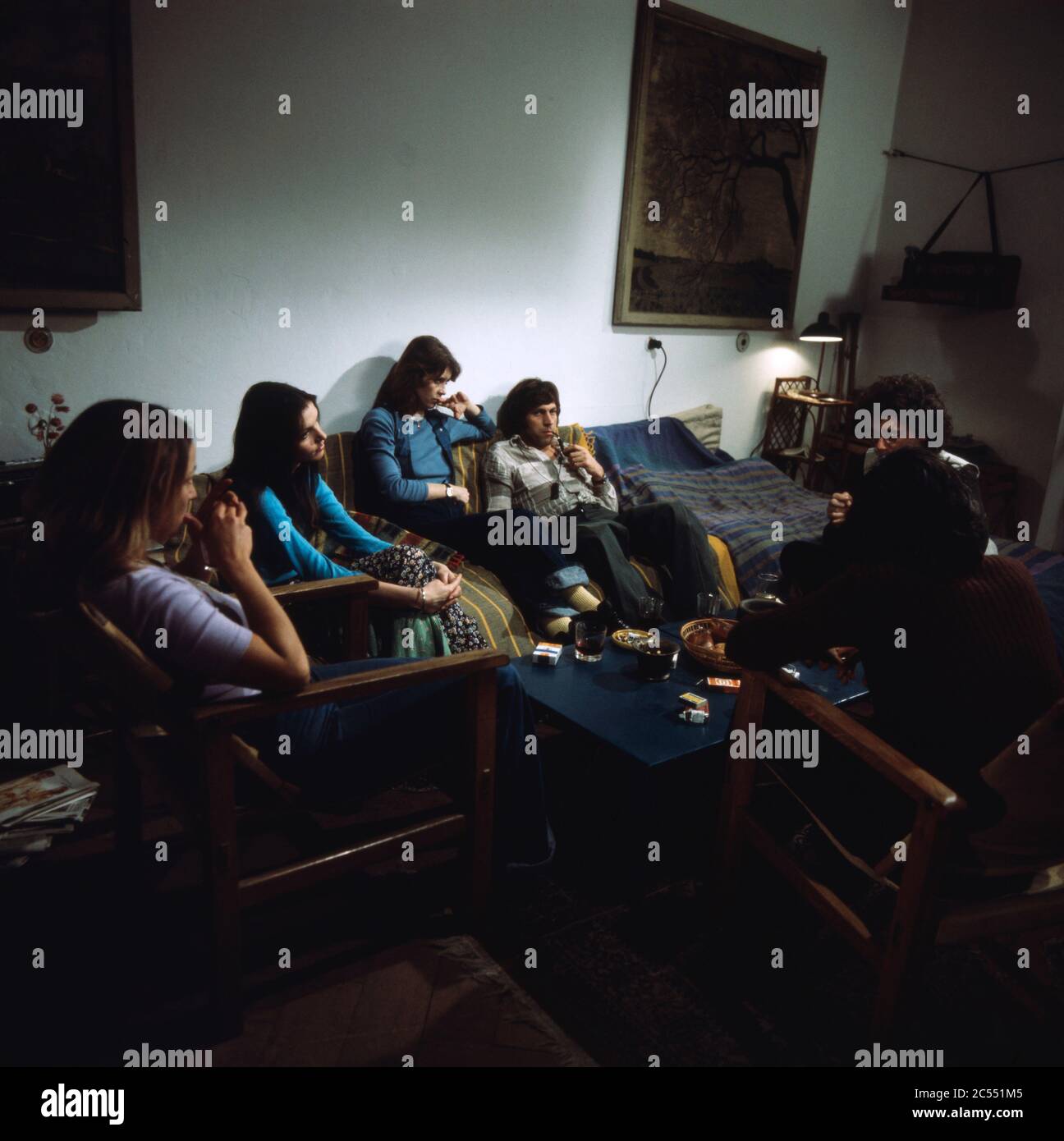 Brita Fischer, Christina Nel, Lisa Kreuzer, Henner quest und Rainer Langhans im Wohnzimmer in Nonsignale: Barbara, Regie: Hans-Werner Schmidt, 1976. Britta Fischer, Christina Nel, Lisa Kreuzer, Henner quest e Rainer Langhans nel soggiorno di Nonsignale: Barbara, Direttore: Hans-Werner Schmidt, 1976. Foto Stock