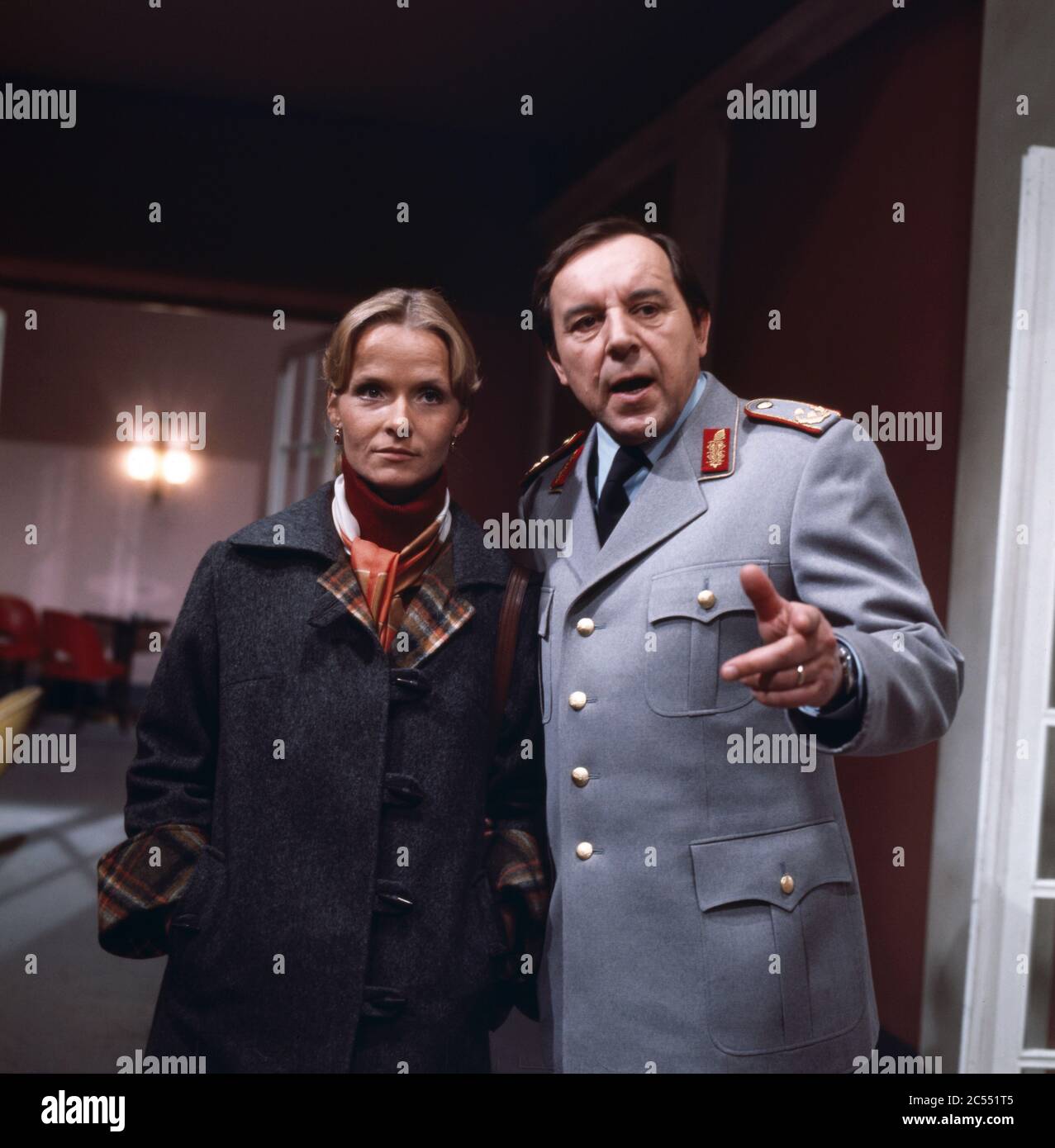 lässt sich von Peter Oehme als General erklären, wie sich die Bundeswehr in Simulationen auf den Ernstfall eines Einsatzes vorbereitet in Planübungen, Regie: Wolfgang Petersen, 1977. Peter Oehme come generale spiega a Claudia Butenuth nel ruolo di insegnante come le forze armate tedesche utilizzano simulazioni di battaglia per preparare la cosa reale a Planübungen, direttore: Wolfgang Petersen, 1977. Foto Stock