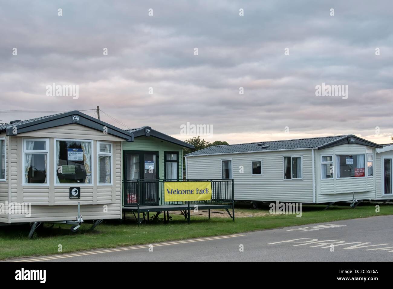 Cartello di ritorno di benvenuto in un parco caravan a Snettisham, Norfolk dopo il sollevamento parziale del COVID-19 coronavirus lockdown. Foto Stock