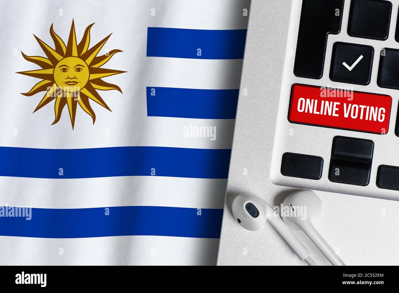 Concetto di voto online nella Repubblica Orientale dell'Uruguay. Tastiera vicino alla bandiera del paese. Foto Stock