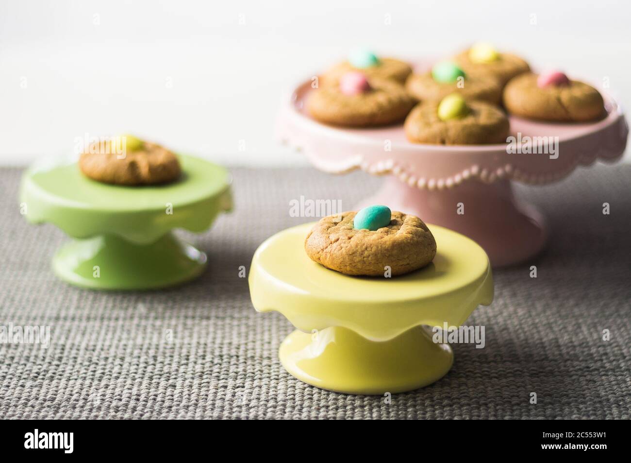 Biscotti di Pasqua dolci prelibatezze. Biscotti fatti in casa al burro di arachidi dolci con un tocco di Pasqua! Le mini uova di pasqua al cioccolato vengono aggiunte sopra ciascuna Foto Stock