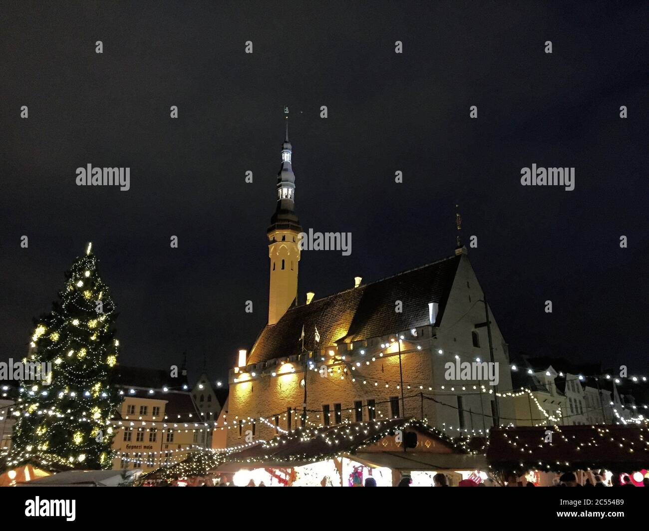 Serata di Natale a Tallinn di notte Foto Stock