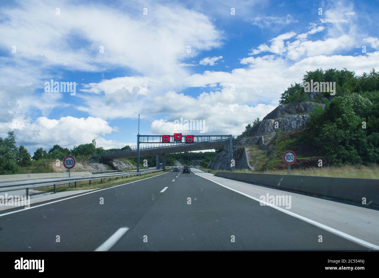 Un 20 giugno 2020, foto del luogo in cui almeno otto turisti cechi sono stati uccisi e 44 feriti in un incidente di autobus su una grande autostrada A1 vicino a Gospic in Foto Stock