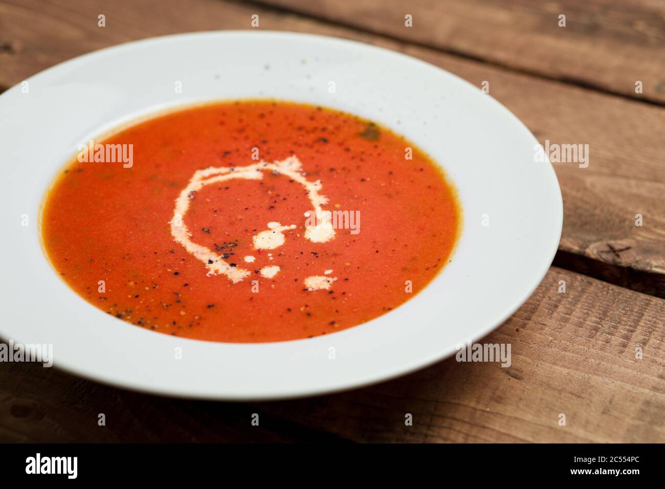 Zuppa di pomodoro cremosa. Un classico cibo di comfort, zuppa di pomodoro è spesso gustata vicino alla fine dell'estate o all'autunno. È una zuppa semplice e sana usando pomodori maturi, Foto Stock